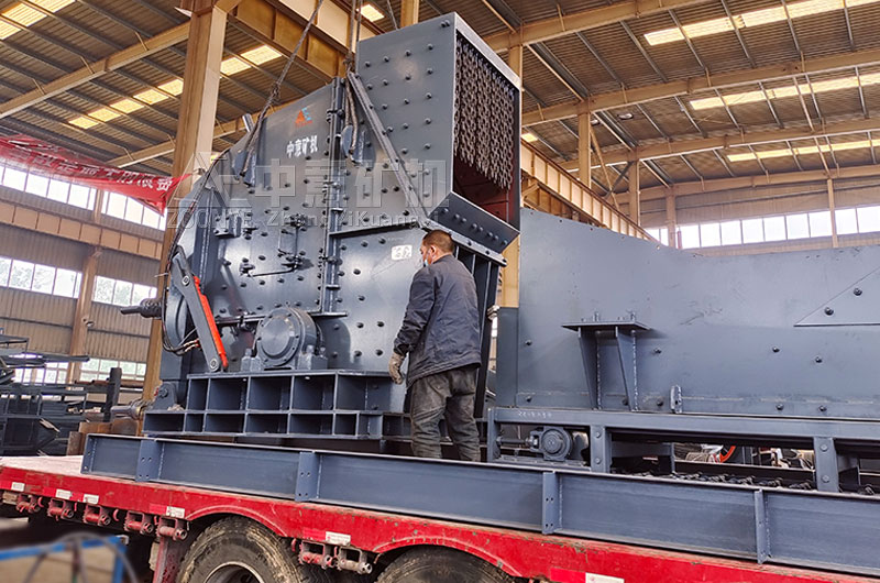 裝修垃圾處理全套設(shè)備正在裝車(chē)中